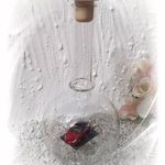 140445 Edelglasflasche mit Porsche und Hochzeitspaar