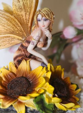 Elfe "Nattalie" auf Sonnenblumen