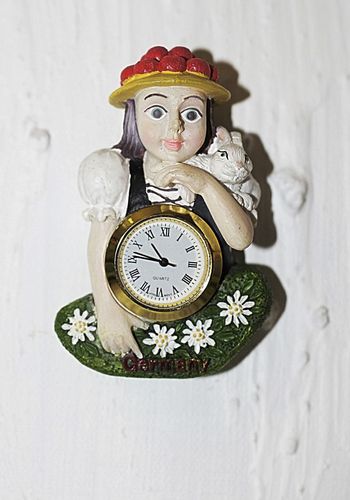 136968 Magnet Schwarzwaldmädel "Luise" mit Uhr