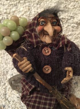 Hexe "Feldberg" mit grünen Weintrauben