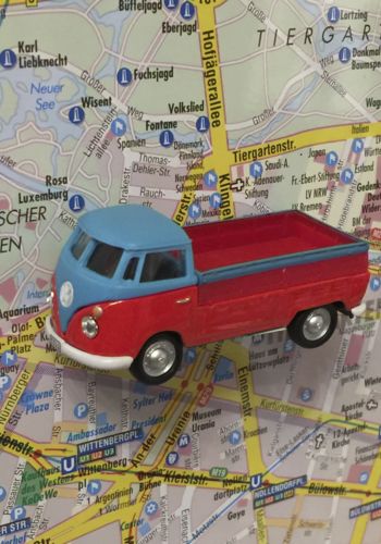 01068 Magnet "Oldtimer" VW Bus rot-blau Britsche
