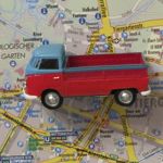 01068 Magnet "Oldtimer" VW Bus rot-blau Britsche