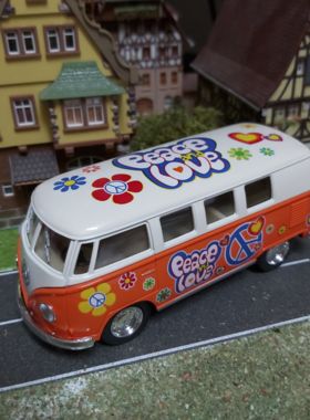 Kultmodell VW-Bus orange