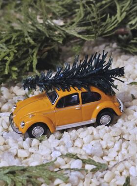 VW Käfer orange mit Weihnachtsbaum