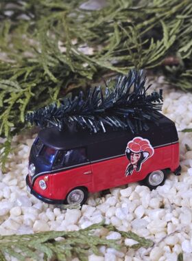 VW Bulli Schwarzwaldmädl mit Weihnachtsbaum