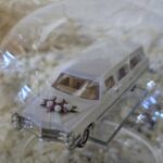 GLF1022 Edelglasflasche "Hochzeit" mit Stretchlimousine Cadillac