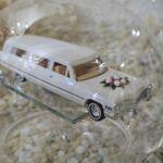 GLF1022 Edelglasflasche "Hochzeit" mit Stretchlimousine Cadillac