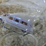 GLF1022 Edelglasflasche "Hochzeit" mit Stretchlimousine Cadillac