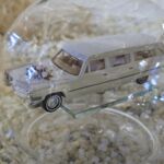GLF1022 Edelglasflasche "Hochzeit" mit Stretchlimousine Cadillac