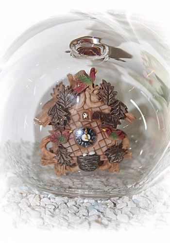 139253 Glasflasche "Schwarzwald" mit Kuckucksuhr