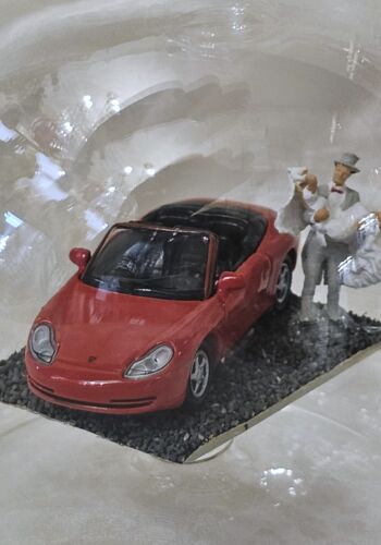 GLF1034 Edelglasflasche mit Porsche und Hochzeitspaar