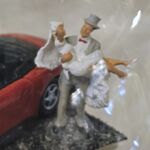 GLF1034 Edelglasflasche mit Porsche und Hochzeitspaar