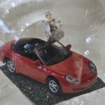 GLF1034 Edelglasflasche mit Porsche und Hochzeitspaar