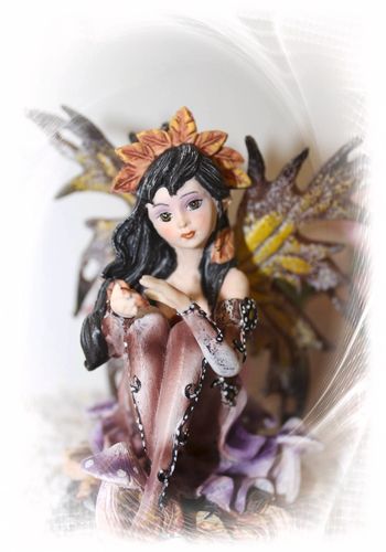 136731 Elfe "Jollina" mit Glücksblättern