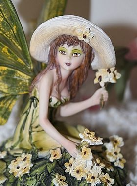 Elfe "Ludvina" im Blumenbeet