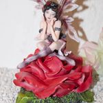 138611 Elfe "Reha" auf Rose