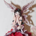 138611 Elfe "Reha" auf Rose