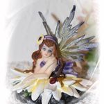 140319 Elfe "Trautmansdorf" auf Blume mit Glückskäfer