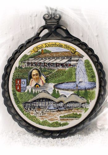 140470 Gußkachel mit Porzellan Motiv "Bad Dürheim" mit Narro