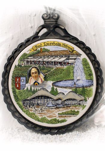 140470 Gußkachel mit Porzellan Motiv "Bad Dürheim" mit Narro