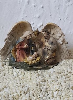 Krippe Maria und Josef behütet in Engelsflügel