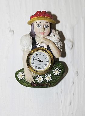 Magnet Schwarzwaldmädel "Luise" mit Uhr