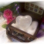 135895 Schatztruhe mit Bergkristall-Herz klar