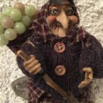 150402 Hexe "Feldberg" mit grünen Weintrauben