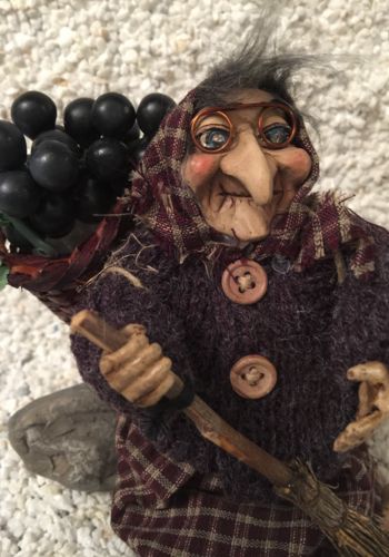 150403 Hexe "Feldberg" mit blauen Weintrauben
