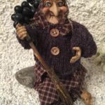 150403 Hexe "Feldberg" mit blauen Weintrauben