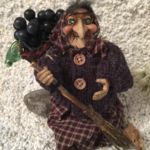 150403 Hexe "Feldberg" mit blauen Weintrauben