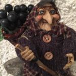 150403 Hexe "Feldberg" mit blauen Weintrauben