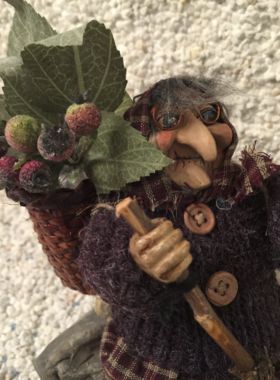 Hexe "Feldberg" mit Beeren und Kräuter
