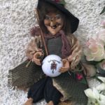 200203 Schwarzwälder "Golfhexe" mit Golfball Schwarzwälder Kuckucksuhr