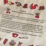 4000061 Schwarzwälder Kochbuch mit Topflappen