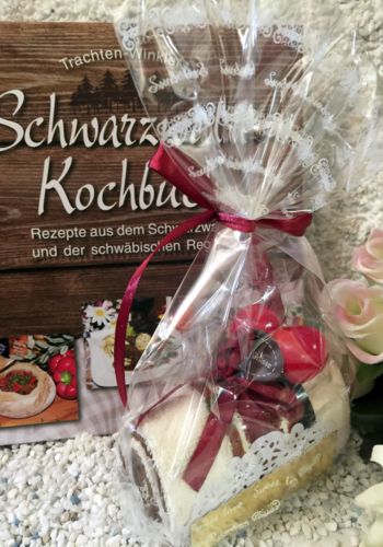 4000065 Schwarzwälder Kochbuch mit Kirschröllchen