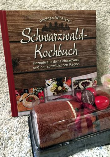 4000066 Schwarzwälder Kochbuch mit Kirschrolle