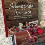 4000066 Schwarzwälder Kochbuch mit Kirschrolle