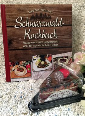 Schwarzwälder Kochbuch mit Kirschtorten-Stück