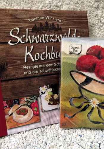4000111 Schwarzwälder Kochbuch mit Schwarzwaldservietten Bollenhut