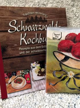 Schwarzwälder Kochbuch mit Schwarzwaldservietten Bollenhut