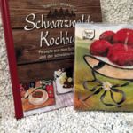 4000111 Schwarzwälder Kochbuch mit Schwarzwaldservietten Bollenhut