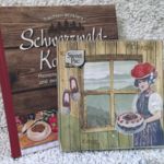 4000113 Schwarzwald Kochbuch mit Schwarzwaldservietten