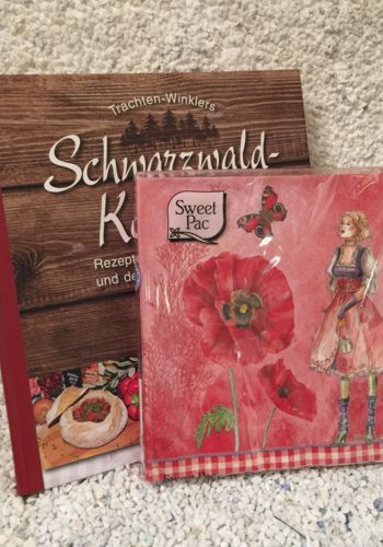 4000115 Schwarzwälder Kochbuch mit Schwarzwaldservietten Marie