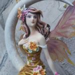 E30005 Elfe" Garda" auf Zaubermond im Blütenkleid