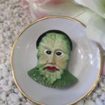 1450016 Narrenteller Porzellan "Frommen" Brennesselmann