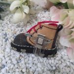 1343010 Schwarzwälder "Bergschuh" mit Klammer und Nadel