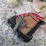 1343010 Schwarzwälder "Bergschuh" mit Klammer und Nadel