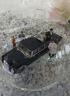 Glasflasche "Hochzeit" mit Mercedes 600 schwarz