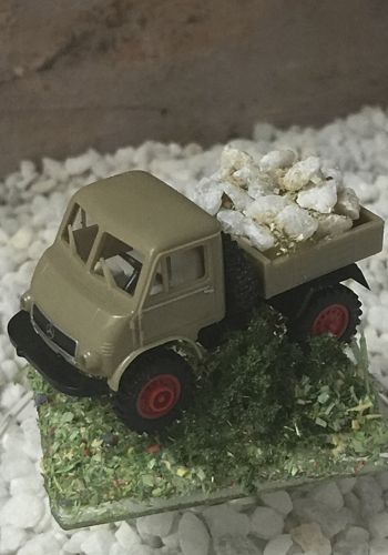 140792 Glasflasche Diorama mit Unimog beladen